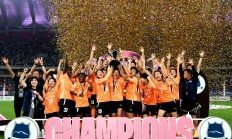 队员们在比赛中展现出色，领先对手！