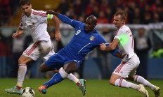 爱游戏链接-足球赛事中的惊险对决，引人入胜