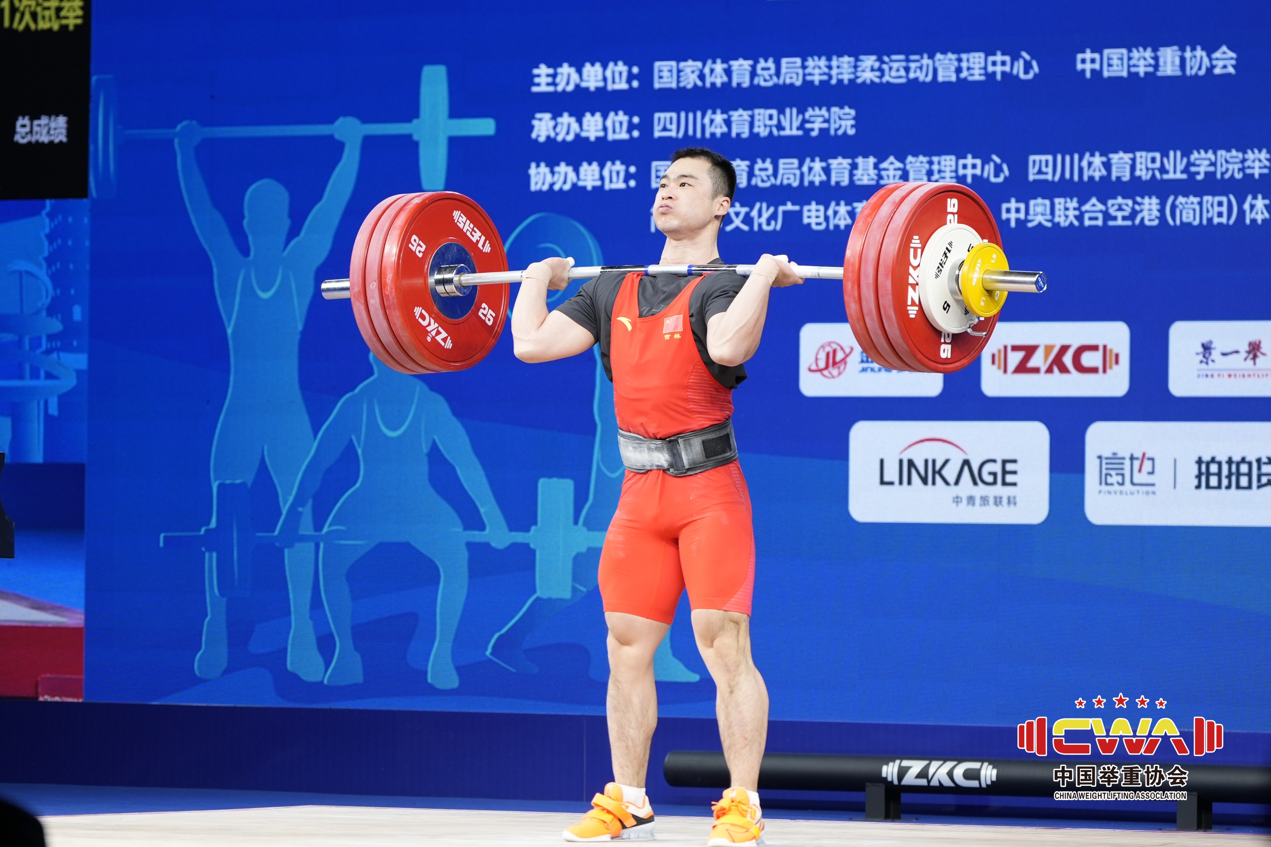 包含中国举重选手力压群雄，摘金夺银的词条