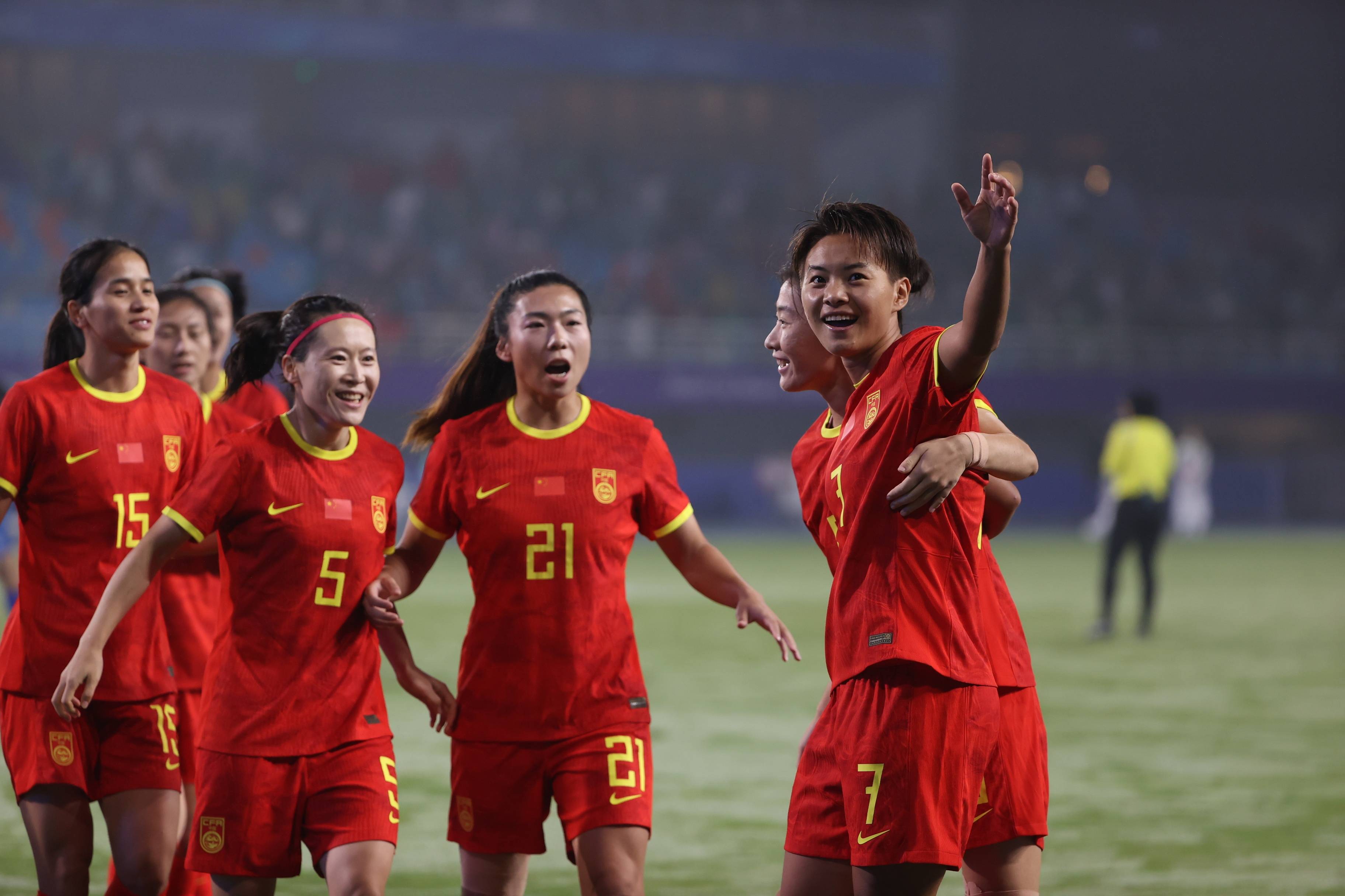 包含中国女足再度登上胜利之巅，球员们斗志昂扬的词条