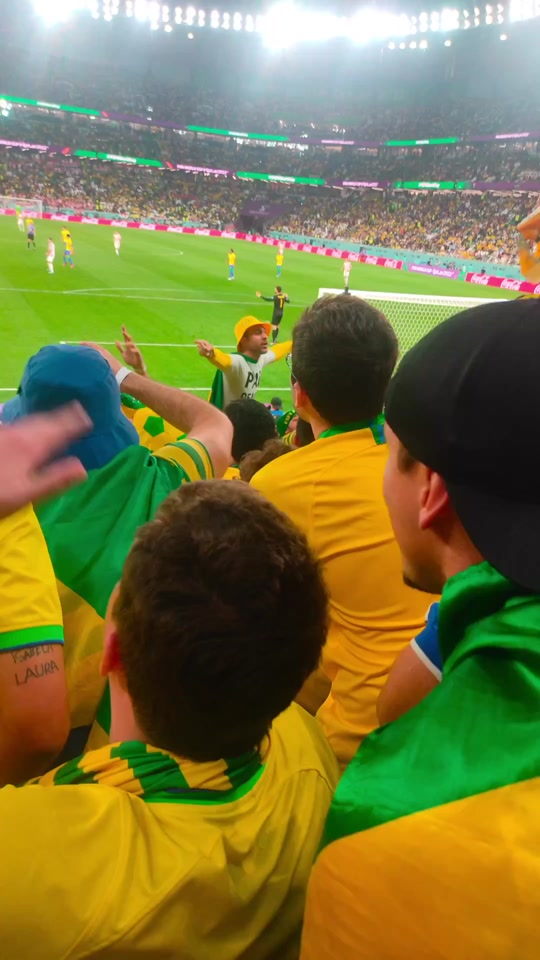 巴西队在比赛中大获全胜,赢得观众喝彩 巴西队在比赛中大获全胜,赢得观众喝彩