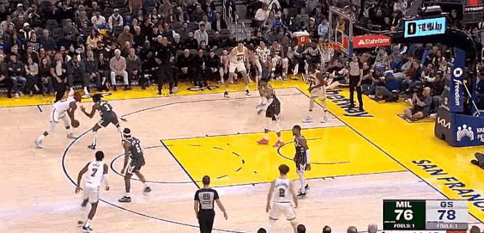 关键时刻球员挺身而出,帮助球队逆转比分 关键时刻球员挺身而出,帮助球队逆转比分