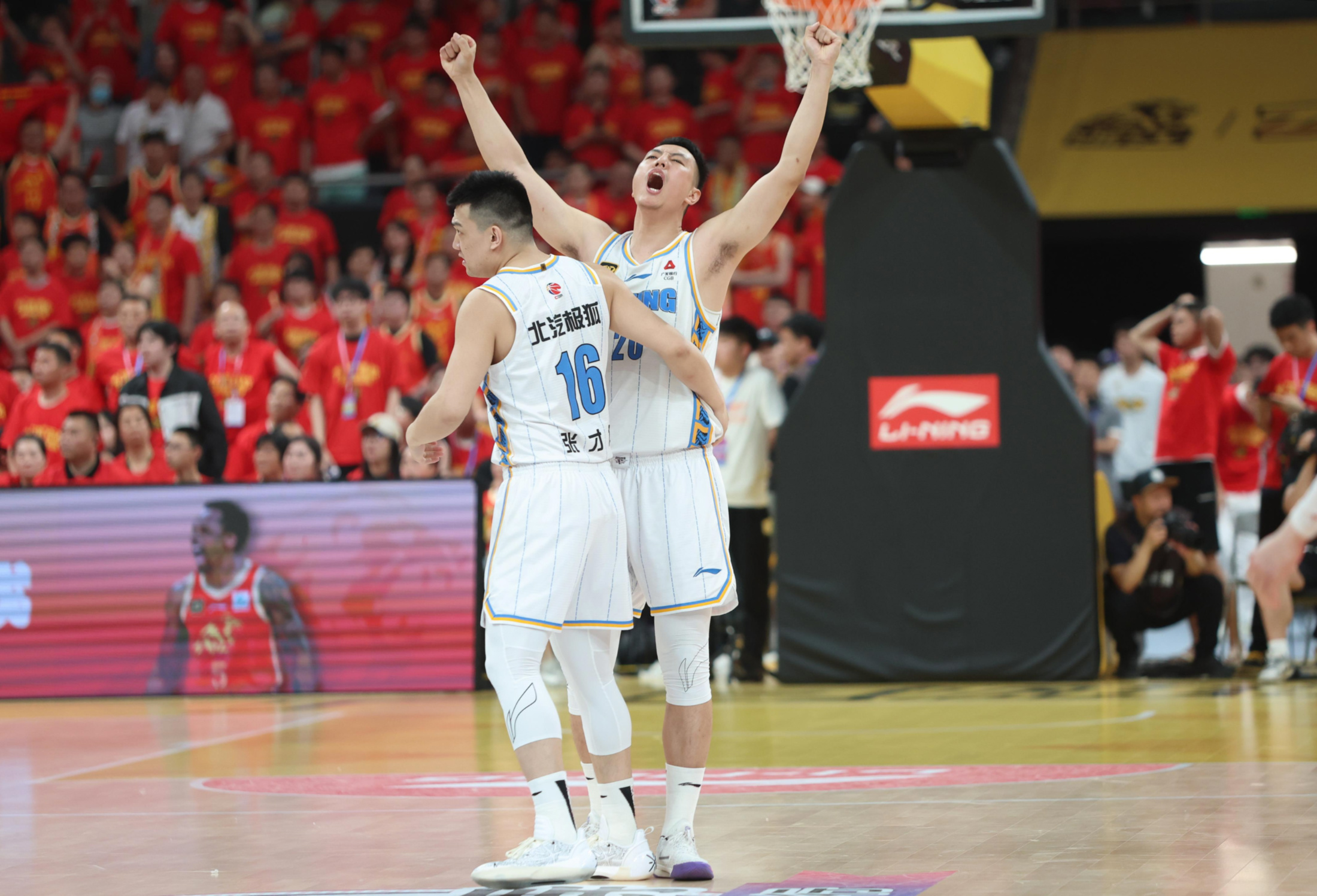 关键时刻球员挺身而出,帮助球队逆转比分 关键时刻球员挺身而出,帮助球队逆转比分