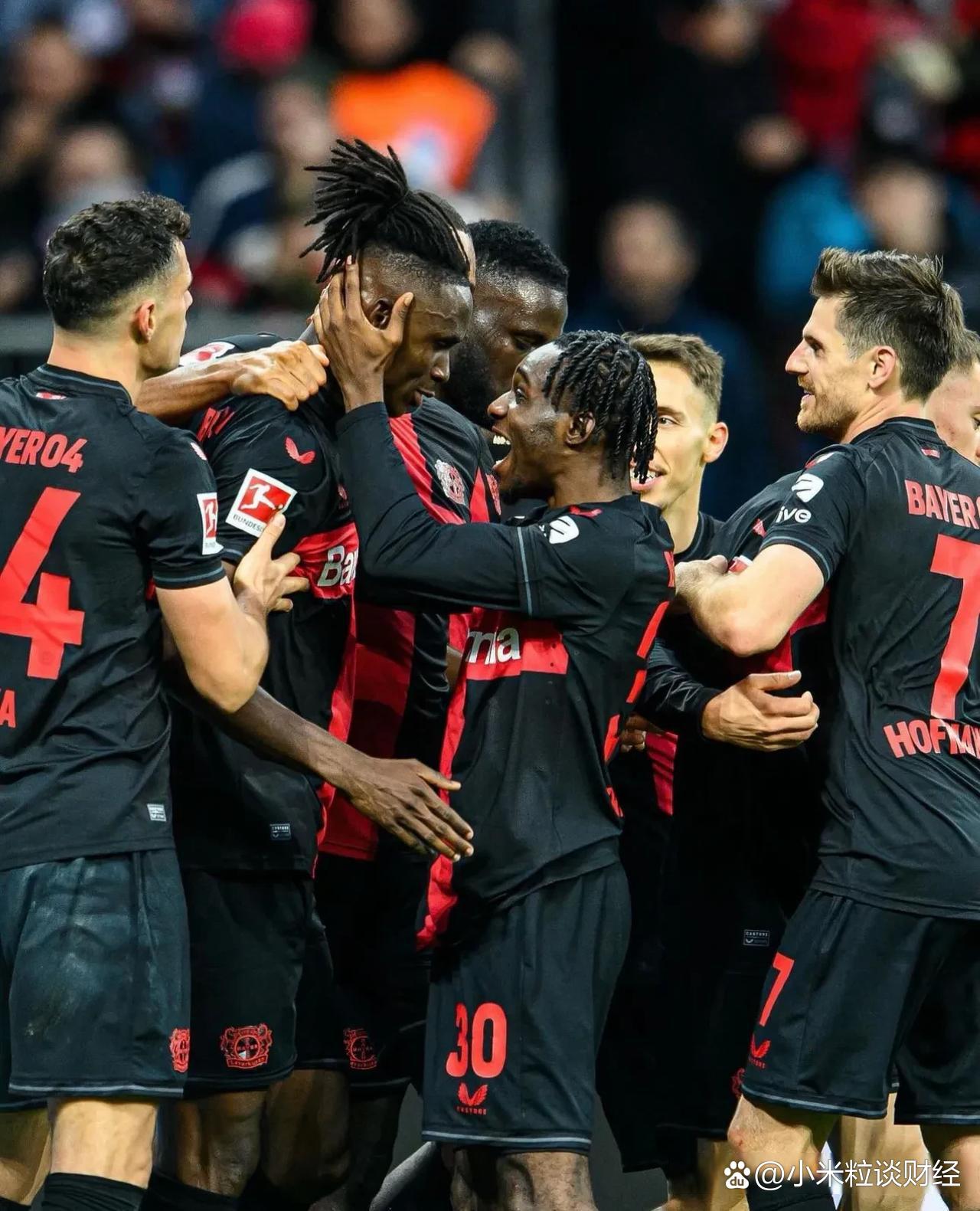 包含勒沃库森中场球员整装待发，迎接下一场激战的词条